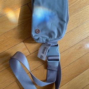Lululemon Everywhere belt bag-sliver drop